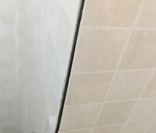 铁西瓷砖空鼓维修公司分享阳台瓷砖脱落的修复过程可以分为以下几个步骤