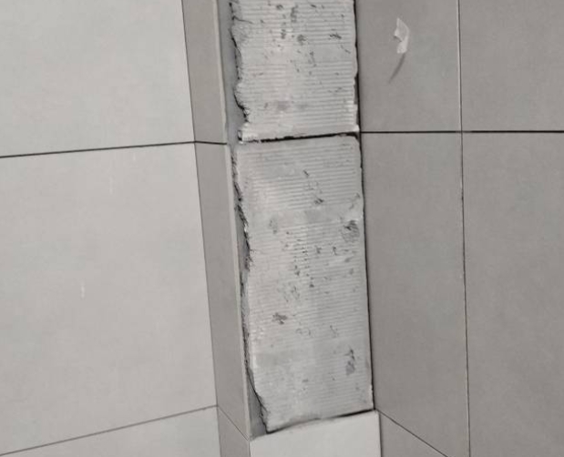 铁西瓷砖空鼓维修公司分享下瓷砖施工前基层浇水润湿程度不足，可能导致以下问题