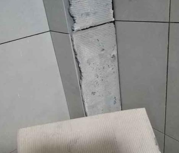 铁西瓷砖空鼓维修公司分享下厨房瓷砖脱落的补救措施。